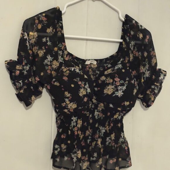 Fashion Nova Cropped black floral short puff sleeve peplum top - Picture 1 of 2